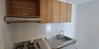 Se arrienda hermoso apartamento ubicado en la exclusiva zona de Condina, ideal para disfrutar de la tranquilidad y el confort que ofrece un entorno moderno y seguro. La vivienda cuenta con 3 amplias habitaciones con closet, 2 banos elegantes, y un balcon con vista privilegiada, perfecto para relajarse. Hace parte de un conjunto residencial con excelentes zonas comunes, que incluyen piscina, gimnasio completamente dotado, juegos infantiles, cancha multiple, zona BBQ, salon social y area de coworking, brindando espacios ideales para el esparcimiento, el deporte y el trabajo. Una excelente opcion para quienes buscan calidad de vida, comodidad y ubicacion estrategica en Pereira.