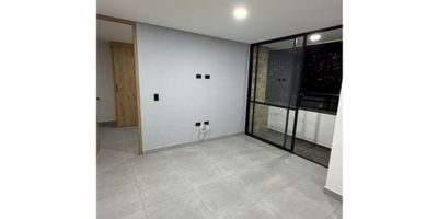 Este hermoso apartamento de 52 M2 se encuentra ubicado en Sabaneta, Antioquia, una de las zonas más cotizadas de la ciudad. Con una ubicación estratégica en una de las áreas más prestigiosas, este apartamento es ideal para aquellos que buscan comodidad y exclusividad en su hogar. El apartamento cuenta con 2 cómodas alcobas y 1 amplio baño, perfecto para una familia pequeña o una pareja en busca de un espacio acogedor. Además, esta propiedad es ideal para quienes tienen una mascota, ya que es un inmueble que admite la presencia de animales de compañía. Al ingresar a este apartamento, el visitante se verá sorprendido por su diseño moderno y su distribución inteligente, que aprovecha al máximo cada metro cuadrado. El amplio balcón ofrece una vista panorámica espectacular que hará que cada momento sea único. La cocina integral, completamente equipada, es perfecta para preparar deliciosas comidas en familia. Cuenta con todos los servicios necesarios, como agua, electricidad y gas domiciliario, para una mayor comodidad. En cuanto a las características internas del inmueble, destaca su lujoso suelo de cerámica/mármol, que le brinda un toque elegante y sofisticado a los espacios. También cuenta con clósets amplios y funcionales, ideales para mantener el orden en cada habitación. Este apartamento también cuenta con una zona de lavandería que facilita las tareas domésticas. Además, cuenta con un extractor que ayudará a mantener el ambiente fresco y agradable en todo momento. Otro de los detalles que hacen de este apartamento un espacio único es su infraestructura de hospedaje turístico, ideal tanto para vivir en él como para obtener una rentabilidad adicional alquilando la propiedad a turistas y visitantes. Pensando en el bienestar y la relajación de sus habitantes, este apartamento cuenta con una espectacular zona de spa, que incluye jacuzzi, sauna y turco, perfectos para relajarse después de un día agitado. En cuanto a las característica