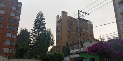 ¡Gran oportunidad para invertir o vivir! Descubre este encantador apartamento ubicado en el exclusivo sector Niza Sotileza, una zona reconocida por su tranquilidad, excelentes vías de acceso y cercanía a todo lo que necesitas. Rodeado de amplias zonas verdes y con conexión directa a la Avenida Boyacá y la Avenida Suba, disfrutarás de movilidad privilegiada en toda la ciudad. Cuenta con una cocina abierta moderna e integrada al área social, pisos en madera que aportan calidez y elegancia, y una iluminación excepcional diseñada para permitir el ingreso de luz natural durante todo el día. Dispone de tres amplias habitaciones, tres baños, estudio y espacios generosos que brindan una sensación de amplitud y confort en cada rincón. Un lugar amplio, hermoso y lleno de vida, ideal para quienes buscan estilo, comodidad y una ubicación insuperable. ¡Contáctanos hoy mismo para programar tu visita! Soy Luis Bracamonte. Comunícate al 316 521 6012 o al correo luis.bracamonteinmobiliariabogota.com. 