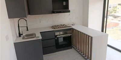 Apartamento para estrenar en zona muy exclusiva de envigado con excelentes acabados ideal para tu familia, con excelente ruta de acceso a toda la ciudad, a cuatro cuadras del colegio la paz y Leticia Arango, cerca a guarderías, cerca a la iglesia del trianón y a la iglesia de La Paz, cerca al centro comercial Mayorca, tiendas cercanas, éxito Express del trianón a dos cuadras, el apartamento es un tercer piso sin ascensor, con una excelente sala comedor, una cocina completa, 2 habitaciones, 2 clóset, dos baños.
