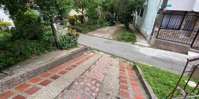 Arriendo Medellin Apartamento López de Mesa, primer piso con un área de 70m2 aproximadamente. El apartamento cuenta con 3 habitaciones con closet, 1 baño cabinado con calentador de agua a gas, cocina integral con red de gas, zona de ropas en patio, espacio para parquear en la entrada, está ubicado en piso 1 cerca al rompoy de López de mesa. Excelentes rutas de transporte. Lugar muy agradable y tranquilo.
NOTA: SOLO USO PARA VIVIENDA, NADA COMERCIAL