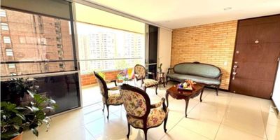 Se  Vende Apartamento en Envigado, Loma del chocho 

Área 107 mts2 
Nivel 7

Vista panorámica 

Amplios Espacios Distribuidos en 3 Alcobas, 3 baños, sala comedor,  cocina integral, zona de ropas,  balcón, 2 parqueaderos, Cuarto Util 

Unidad cerrada, vigilancia 24 horas,  piscina, Sauna , turco,Gimnasio, Salón social, Cancha Múltiple, juegos infantiles, zonas Verde 
Estrato 5
Admón 478 Mensual 
Precio $ 850 Millones Negociables
