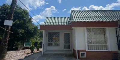 CASA BARRIO SERRAMONTE DE UN NIVEL CONSTA DE PARQUEADERO SALA COMEDOR COCINA SEMI INTEGRAL PATIO TRES ALCOBAS Y DOS BAÑOS