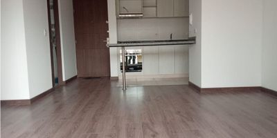 
? ¡Se arrienda excelente apartamento en Hacienda La Quinta 3 Nuevo para Estrenar ! ?

? Ubicación privilegiada: octavo piso en el exclusivo conjunto Hacienda La Quinta 3, que ofrece un estilo de vida único con:


 ? Casa Club
 ?️ Piscina
 ? Salón social
 ? Zona BBQ
 ? Parqueaderos para visitantes
 ? Vista exterior espectacular
 ?️ Excelentes acabados


Distribución del apartamento:

? Alcoba principal con vestier y baño privado (divisiones en vidrio).
?️ 2 alcobas auxiliares con closet.
? Baño auxiliar con divisiones en vidrio.
? Cocina integral equipada con  horno.
?️ Sala-comedor con acceso a un balcón para disfrutar de la vista.
? Zona de ropas independiente,con calentador a gas.
? Parqueadero propio para mayor comodidad.
 

