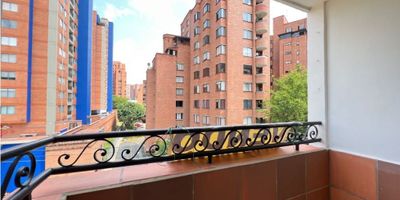 Apartamento ubicado en edificio independiente, a pocos metros del c.c. VIVA Envigado, Clinica nova, estación del metro, es piso 4 por escalas, cuenta con parqueadero y Util.Cámaras de vigilancia en el edificio, acceso por control al parqueadero.Espacios amplios e iluminados.