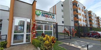 Arriendo apartamento en 4 piso con ascensor, ubicado en la Unidad Caminos de Pangola, en Jamundí, cerca de la panamericana, supermercados y centro comercial 14 de alfaguara. El inmueble cuenta con espacios iluminados y muy ventilados, con un área de 60 mts, 2 habitaciones con closet, 2 baños completos uno de ellos en la habitación principal, sala comedor con agradable balcón con vista externa, tercera habitación para sala de tv o estudio, cocina integral abierta, zona de oficios independiente. Además, cuenta con parqueadero propio en plataforma para tu comodidad. La unidad cuenta con senderos peatonales, dos parques infantiles, cancha múltiple, tres piscinas dos para adultos y una para niños, gimnasio al aire libre, zona BBQ y salón social. Contáctanos para más información y no pierdas la oportunidad de hacer de este inmueble tu nuevo hogar.  
