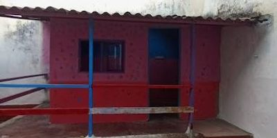 Se alquila Casa en el sector Redentoristas con un área aproximada de 100 m, que cuenta con tres habitaciones, dos clósets, un baño, sala comedor espaciosa, cocina semi-integral, patio destechado de gran tamaño, garaje, pisos en cerámica y flotantes, además de techos en PVC una opción ideal para quienes buscan comodidad y buena ubicación, con servicios de luz y agua compartidos.