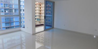 Hermoso apartamento para estrenar en arriendo, ubicado en el nuevo sector de Miramar al norte de la Ciudad de Barranquilla, de fácil acceso, cerca de parques, de los grandes centros comerciales, colegios, universidades y almacenes de cadena; el apartamento esta del lado sombra, tiene 99.04 m2, amplios espacios bien distribuidos y hermosos acabados. Cuenta con sala comedor, balcón amplio con vista a zonas sociales, estudio grande, 3 alcobas con closets, 1 Vestier, baño privado y auxiliar con divisiones de vidrio, cocina integral tipo americano, área de labores, baño auxiliar para el servicio y garaje privado. El conjunto tiene amplias y acogedoras zonas sociales que cuentan con lobby, ciclo ruta, guardería, gimnasio, piscinas, sala de negocios, teatrino, turco, zona canica y otras amenidades que te brindarán grandes recuerdos con tu familia, además ascensores de alta tecnología y seguridad privada con circuito cerrado de tv