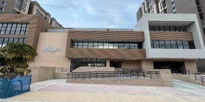 Apartamento en arriendo ubicado en el barrio Colina Campestre, estrato 3, con un área de 38 m². El inmueble, totalmente para estrenar, cuenta con sala-comedor, dos alcobas con closet y persianas, cocina integral con estufa a gas, un baño con calentador a gas, zona de ropas y pisos en laminado. Dispone de parqueadero comunal. El conjunto ofrece ascensor, sauna/turco, gimnasio, zona de niños, vigilancia y una agradable vista panorámica. Además, se encuentra cerca de importantes vías de acceso como la Carrera 73, la Avenida Boyacá y la Calle 52B. Para mayor información, comuníquese con el ejecutivo comercial Mauricio Rodríguez al 318 278 0335 o al correo mauricio.rodriguez@inmobiliariasaliadas.com