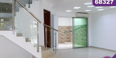 Amplia casa es arriendo ubicada en el barrio Villa Carolina de la ciudad de Barranquilla. Cuenta con un área de 140mt2 , 3 habitaciones, 2 baños - parqueadero interno ,terraza amplia enrejada, bien cuidada , 2 niveles , patio, comodas vias de acceso , transporte publico cercano, farmacia cercana