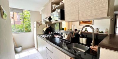 Se  Vende Apartamento en Envigado, sector la Cuenca 

Área 62 mts2 
Nivel 5

Excelente Ubicación 

Amplios Espacios Distribuidos en 3 Alcobas, 2 baños, sala comedor,  cocina integral, zona de ropas,  balcón, 1 parqueadero, Cuarto Util 

Unidad cerrada, vigilancia 24 horas,  piscina, Sauna , turco,Gimnasio, Salón social, Cancha Múltiple, juegos infantiles, zonas Verde 
Estrato 4
Admón 377 Mensual 
Precio $ 435 Millones Negociables