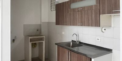 Apartamento en venta en Santa Clara, ubicado en un quinto piso. Ideal para quienes buscan comodidad y una excelente ubicacion a un precio accesible.

El apartamento cuenta con:
3 habitaciones
2 habitaciones con closet
Cocina semi integral sin estufa
Cuarto de ropas
1 baño
