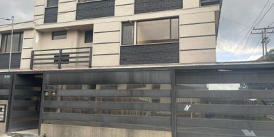 Apto 202 en el barrio Ciudad Jardín Sur, completamente para estrenar tras reciente remodelación, cuenta con sala comedor, cocina integral sin estufa, dos baños, patio con lavadero, dos alcobas con clósets y pisos en cerámica; dispone de opción de parqueadero únicamente para una moto y los servicios de agua, luz y gas están incluidos dentro del canon de arrendamiento; ideal para máximo tres personas, con un incremento de $200.000 en caso de incluir una persona adicional.