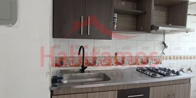 Ubicado en el exclusivo barrio Loma del Indio, este impresionante apartamento de 59 m² te ofrece todo lo que buscas para disfrutar de una vida cómoda y llena de comodidades. Con 3 amplias habitaciones, 3 espaciosos closets y una cocina integral, este hogar tiene todo lo que necesitas para vivir con estilo.
Imagina relajarte en tu balcón privado mientras disfrutas de la vista panorámica de la ciudad, o refrescarte en la piscina comunitaria después de un día agitado. Con parqueadero de visitantes.
La unidad cerrada y el ascensor te brindan seguridad y comodidad, mientras que los juegos infantiles y la cercanía al transporte público hacen de este apartamento el lugar perfecto para familias.
¡No dejes pasar esta oportunidad de vivir en uno de los mejores barrios de Medellín! Contacta a nuestro equipo hoy mismo y reserva tu nuevo hogar.