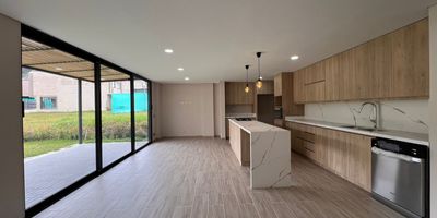 Casa en venta en unidad cerrada ubicada en sector de crecimiento y desarrollo urbanístico cercano a la cabecera municipal, de fácil acceso desde vía principal, entorno campestre, tranquilo y poco flujo vehicular y servicios complementarios del sector. 2 niveles, piso en cerámica y madera, sala comedor, estar de TV, 3 alcobas con vestier y baño en la principal, baño en cada alcoba, baño social, para un total de 4 baños, cocina integral abierta tipo americano, zona de ropas, balcón, terraza, jardín, 2 útiles y parqueaderos independientes cubiertos. Conjunto cerrado con ascensores, piscina, gimnasio, salón social, parques infantiles, placa polideportiva, zonas verdes, vigilancia y portería 24 horas, citófono y circuito cerrado de TV,inmuebles sujetos a verificacion de disponibilidad
