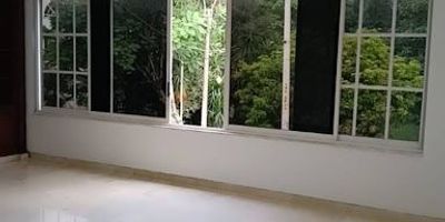 El ingenio, 580 mts, Se ALQUILA excelente CASA de espacios muy amplios y excelentes acabados, está ubicado en un exclusivo sector del barrio el Ingenio. La casa cuenta en el primer nivel un acceso peatonal, con una sala de estar, garaje con puerta automática con espacio para 3 vehículos, amplia sala, en un nivel inferior hay salón socialbar, baño social, piscina, espacioso jardín, zona de oficios, habitación de servicios con acceso directo la cocina, amplia cocina integral, comedor. En el siguiente nivel hay un salón de tv o estudio, la habitación principal con baño y vestidor, más tres habitaciones adicionales con baño. La propiedad cuenta con buena ventilación e iluminación natural que brinda un ambiente fresco y acogedor, de fácil acceso, cerca de parques zona de restaurantes y servicio de trasporte público. contactanos 3162220503 