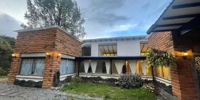 Arriendo Casa Campestre en Medellín – ¡Vive la tranquilidad sin salir de la ciudad!Descubre esta espectacular propiedad campestre de un solo nivel, ubicada en una zona privilegiada con portada de ingreso controlado. Con un lote de 3.200 M2 y 280 M2 construidos, esta casa combina elegancia, comodidad y naturaleza en perfecta armonía.Características destacadas:Sala comedor con chimenea central y techos altos que brindan amplitud y calidez.Cocina integral abierta, ideal para compartir en familia.Zona de ropas independiente y hall de ingreso desde el parqueadero.Salón social completo para tus reuniones y celebraciones.2 habitaciones auxiliares (una con baño privado), todas con salida a corredor.Habitación principal con amplio clóset, baño privado y salida directa al deck.Estudio perfecto para trabajar desde casa.Corredores amplios y zonas verdes que invitan al descanso.Parqueadero cubierto para 2 vehículos.Vive rodeado de naturaleza, con la comodidad de estar cerca de la ciudad. ¡Ideal para quienes buscan privacidad, espacio y calidad de vida!