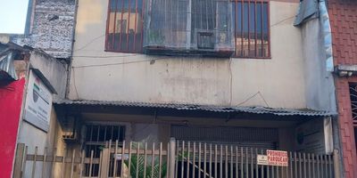 SE VENDE CASA EN SAN NICOLAS, VIVIENDA MIXTA, EN EL PRIMER PISO HAY UN LOCAL COMERCIAL QUE COSTA DE UN SALON GRANDE EN ESTOS MOMENTOS FUNCIONA UNA LITOGRAFIA., 2 BAÑOS, EN EL SEGUNDO PISO TIENE 2 HABITACIONES, 2 BAÑOS, SALA COMEDOR, COCINETA, ZONA DE OFICIOS, TERCER PISO CONSTA DE DOS HABITACIONES, 1 BAÑO, COCINETA , SALA COMEDOR, COCINETA. LOS APARTAMENTOS TIENEN ENTRADA INDEPENDIENTE . 


SE ACEPTA PAGO SOLAMENTE DE CONTADO.