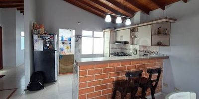 472-8443  Conaltura Inmobiliaria vende  apartamento en el sector Santa Fe en Medellín , ideal para quienes buscan un espacio cómodo y con excelente ubicación. Con 100 m, este inmueble cuenta con 4 alcobas, 3 baños, sala comedor, balcón y cocina integral, estudio,  y además de parqueadero cubierto doble lineal . Sus espacios modernos y bien distribuidos son perfectos para tu familia. Excelente ubicación cerca Comfenalco Parque Comercial ,Museo de Arte Moderno , Centro Comercial Premium Plaza ,  cera a Tiendas D1 , supermercados , con rutas de transporte integradas hacia la estación del metro.