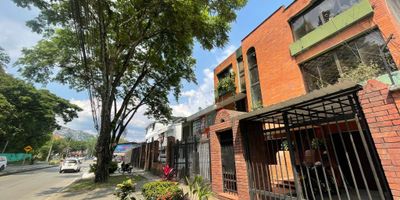 Gespron alquila Apartamento duplex en el sur de Cali, barrio Guadalupe en tercer piso sin ascensor, con parqueadero para dos carros, uno cubierto, el primer piso consta de sala comedor, amplia e iluminada baños social con  división en acrílico, cocina integral con isla y muebles en madera en parte superior e inferior,  El Apartamento no cuenta con gas (solo pipa), el primer piso tiene tres habitaciones, una pequeña , dos amplias e iluminadas, con muebles y clóset  en madera, el segundo piso tiene   una acogedora sala auxiliar,  con mueble en madera, dos habitaciones, amplias e iluminadas, con muebles en madera, la principal con baño,  duchan y vestier en madera, zona de oficios con instalación para lavadora,  cerca de la farmacia serenima y bienestar mental,  coliseo del pueblo,  cerca del mercamio calle 5, que esperas llamanos ya !