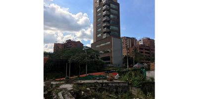 En venta esta espectacular oportunidad de adquirir un lote o terreno en una de las zonas más exclusivas de Medellín, Antioquia. Con una extensión de 700 M2 de terreno, este espacio es perfecto para construir la casa de tus sueños o invertir en un proyecto de desarrollo inmobiliario.

Su ubicación es ideal, ya que se encuentra en una zona residencial de alta demanda en la ciudad. Además, cuenta con acceso pavimentado que facilita la movilización y transporte hacia cualquier lugar de la ciudad.

La parcela cuenta con una amplia área construida de 700 M2, lo que brinda un gran potencial para desarrollar un proyecto de construcción a gran escala. Además, su área privada de 700 M2 es perfecta para disfrutar de espacios verdes y privacidad en un entorno tranquilo y seguro.

Una de las ventajas de este terreno es su cercanía a jardines y colegios, lo que lo convierte en la opción ideal para familias que buscan vivir en una zona residencial con acceso a educación de calidad para sus hijos. Asimismo, estar cerca de restaurantes ofrece la posibilidad de disfrutar de una amplia oferta gastronómica sin tener que desplazarse lejos de casa.

Su ubicación exterior es perfecta para aquellos que disfruten de vivir rodeados de naturaleza y tranquilidad. El clima templado de Medellín y sus hermosos paisajes serán el complemento perfecto para tu nueva construcción en este hermoso terreno de 700 M2.

No pierdas la oportunidad de invertir en este lote o terreno con características únicas en una de las ciudades más importantes de Colombia. Contáctanos hoy mismo y con gusto te brindaremos más información sobre esta increíble propiedad.
