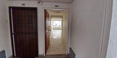 Descubre un hermoso apartamento dúplex ubicado en una de las zonas más privilegiadas de la ciudad, a pocos pasos del icónico Parque Bolívar. Un hogar que combina elegancia, amplitud y confort, ideal para quienes buscan un estilo de vida exclusivo sin renunciar a la tranquilidad y la cercanía a todo.

