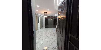 En venta  apartamento recien remodelado ubicado en el sector La aurora , un lugar estratégico que combina comodidad, cercanía a todo lo que necesitas.

El apartamento cuenta con un área aproximada de 47.12  m² distribuidos en:

2  habitaciones.

1 baños cabinados.

Cocina integral con red de gas.

Piso en porcelanato 

Estrato 2

ubicación  a 15 minutos caminando de la estacion del metro la Aurora 
