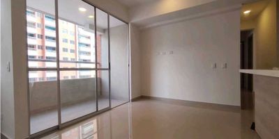 ¿Buscas un apartamento amplio, moderno y con excelente ubicación en Bello? Esta propiedad en el sector Rincón Santos es una oportunidad ideal para quienes desean vivir en una zona residencial tranquila, con fácil acceso a servicios, transporte y comercio.

El inmueble cuenta con 75 m² muy bien distribuidos, ofreciendo 3 habitaciones con closet, lo que garantiza comodidad y almacenamiento para cada miembro del hogar. Dispone de 2 baños, una cocina integral en excelente estado y una práctica zona de ropas que facilita las tareas del día a día. Los pisos en cerámica aportan frescura y facilidad de limpieza, mientras que la red de gas mejora la eficiencia y el ahorro energético. El espacio se complementa con un balcón y ventanal, que permiten la entrada de luz natural y una ventilación agradable durante todo el día.

La unidad residencial ofrece un entorno seguro y cómodo, con portería 24 horas y ascensor, facilitando la movilidad y brindando tranquilidad a los residentes. El apartamento incluye parqueadero privado (2065) y cuarto útil (11032), elementos que añaden un gran valor en términos de organización y funcionalidad.

La ubicación es estratégica: el inmueble se encuentra cerca del Centro Comercial Fabricato, una de las zonas más dinámicas y completas del municipio, con supermercados, tiendas, bancos, restaurantes y acceso rápido a rutas de transporte.

Si buscas un hogar cómodo, bien ubicado y dentro de una unidad que ofrece seguridad y facilidades, este apartamento es una gran elección.
Contáctanos para más información. Código: (N1636)
