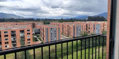 “Hermoso apartamento de 63 m² en Conjunto Amazilia — 2 habitaciones con opción de una tercera habitación o estudio, 2 baños, balcón, cocina integral y espacios comunes con parque infantil y salón social. Ideal para familia o inversión.
Vive con tranquilidad: Amazilia, naturaleza y seguridad cerca de Bogotá”
“Disfruta de áreas verdes, salón comunal y portería en este apartamento bien iluminado y remodelado. 