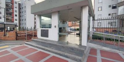 Elegancia en Atabanza IIHermoso apartamento de 84 m en el exclusivo Conjunto Residencial Atabanza II P.H, con excelente iluminación natural y ubicación privilegiada cerca de la Autopista Norte, Av. Suba y Calle 127, a pasos del Centro Comercial Bulevar Niza y a 20 minutos de Unicentro. Cuenta con 3 habitaciones con clóset, habitación principal con baño privado, 2 baños adicionales, depósito y 2 parqueaderos en línea cubiertos. El conjunto ofrece parque infantil, zonas verdes y salón social, ideal para quienes buscan comodidad, seguridad y excelente valorización. ¡No dejes pasar esta oportunidad! Contáctanos y agenda tu visita para conocer tu próximo hogar Correo sofia.paradainmobiliariabogota.com.