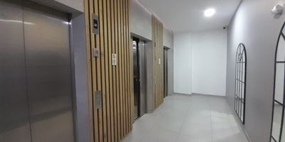 Apartamento con excelentes acabados, amplios espacios y una destacada iluminacion natural que llena de calidez cada rincon. Disfruta de una hermosa vista panoramica, ideal para relajarte. Su ubicacion es ideal, cerca al centro comercial San Diego y del sector comercial, lo que garantiza comodidad y acceso rapido a tiendas, restaurantes y otros servicios. Es el lugar perfecto para quienes buscan un hogar moderno, luminoso y bien conectado, en una zona estrategica de la ciudad