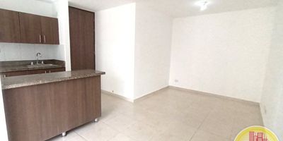 Codigo: 10599. 7° Piso en edificacion de 24 pisos. Acceso al inmueble: Directo a la via, sendero peatonal y ascensor. Alcobas con puertas, baños cabinados en vidrio, calentador a gas, cubierta y extractor. Parqueadero para moto. Administración de la copropiedad incluida. Familia pequeña. Mascotas pequeñas. Ruido moderado. No subarrendar. Consultar restricciones.