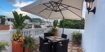 Te presentamos esta increíble oportunidad de adquirir una espaciosa y elegante casa ubicada en la siempre encantadora ciudad de Cartagena de Indias, en el departamento de Bolívar. Con una extensión de terreno de 160 M2 y una construcción de 302 M2, esta propiedad es perfecta para aquellos que buscan un hogar amplio y bien distribuido.

En su interior, cuenta con 5 cómodas alcobas y 5 baños completos, lo que la hace ideal para familias grandes o para aquellos que desean tener un espacio extra para huéspedes. Además, cuenta con características que garantizan tu comodidad y bienestar, como agua, armarios empotrados, un baño auxiliar y un baño privado en la alcoba principal, perfecto para momentos de privacidad. Casa de 4 niveles, con terraza en ultimo piso.

No te faltará espacio de almacenamiento gracias a sus clósets bien distribuidos en cada habitación. La cocina está completamente equipada con todo lo que necesitas para preparar tus comidas favoritas, y cuenta con servicios básicos como electricidad y gas domiciliario que te permitirán tener una vida cómoda y sin preocupaciones.

No solo el interior de esta casa es maravilloso, sino que también cuenta con características externas que la hacen aún más atractiva. En sus alrededores podrás disfrutar de parques cercanos, perfectos para pasear y hacer ejercicio al aire libre. Además, se encuentra en una zona con fácil acceso a restaurantes y comercios, por lo que no te faltará nada en cuanto a entretenimiento y servicios.

Pero eso no es todo, esta propiedad también cuenta con una hermosa terraza, ideal para disfrutar de la brisa marina y de hermosas vistas de la ciudad. No pierdas la oportunidad de crear un hogar en esta maravillosa casa en una de las ciudades más encantadoras de Colombia. ¡Contáctanos ahora para más información y para agendar una visita!
