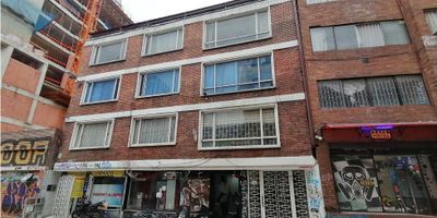 9646FR837 ? ¡Tu nuevo hogar en el corazón de Bogotá te espera!
? Localidad de Santa Fe - Barrio Las Aguas, Edificio Leyva

Vive con comodidad y excelente ubicación en este hermoso apartamento:

✨ 2 habitaciones con closet
?️ 1 habitación de servicio con baño
? Baño en hall de habitaciones
?️ Zona social amplia
?️ Cocina integral
? Zona de ropa
? Gas natural

?‍♂️ A solo pasos de la estación Las Aguas, con fácil acceso a transporte, universidades, centros culturales y mucho más.

¡Ideal para vivir o invertir!
? Contáctanos para más información o agendar tu visita.  Información aquí ?? 3059460229
