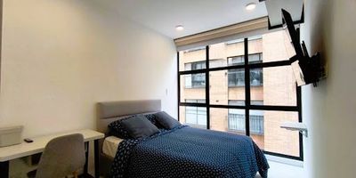 Acogedor apartaestudio amoblado, ubicado en el exclusivo barrio El Chicó, con un área de 18 m² y una excelente ubicación cerca del Parque de la 93, Four Points by Sheraton Bogotá y la Avenida NQS; cuenta con 1 baño cabinado, clóset,  cocina integral, pisos en madera laminada; ideal para quienes buscan un espacio práctico, moderno y en una zona privilegiada de Bogotá.