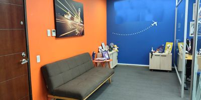 Oficina en arriendo en edificio empresarial con ubicación estratégica cerca a múltiples servicios complementarios del sector bancario, centros comerciales, rutas de transporte público, tiendas, almacenes de cadena y servicios complementarios del sector. Piso en tapete y mortero, 1 espacio, 2 baños, cocineta, cableado de red, techo cielo raso, aire acondicionado central y útil y parqueaderos cubiertos Edificio con ascensor, vigilancia, citófono, portería 24 horas, parking visitantes con costo, bahía de parqueo, auditorio, baños comunales, inmuebles sujetos a verificacion de disponibilidad
