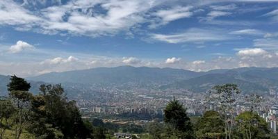 
Descubre un lote único de 2.774 metros cuadrados, ubicado en una nueva y exclusiva parcelación en el sector Los Balsos, una de las zonas más privilegiadas de Medellín. Este espectacular terreno ofrece una vista panorámica inigualable hacia la ciudad, permitiéndote disfrutar de un entorno natural, tranquilo y con una perspectiva elevada que realza la belleza del valle.

La parcelación se destaca por su carácter privado, moderno y exclusivo, ideal para quienes buscan construir una vivienda de alto nivel rodeada de naturaleza y comodidad. Además, cuenta con accesos estratégicos, con entrada y salida tanto por Los Balsos como por Las Palmas, lo que garantiza una excelente movilidad y conexión con los principales puntos de la ciudad.

Un espacio perfecto para desarrollar el proyecto de tus sueños, combinando lujo, tranquilidad y una ubicación excepcional.

