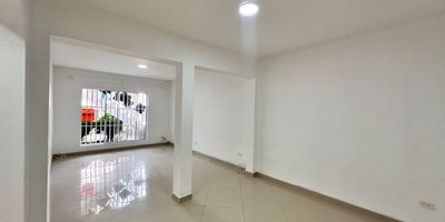 Detalles
Código	3142
Municipio	Medellín
Barrio	Belén Miravalle
Estrato	4
Precio	$3,700,000
Área	150 m2

DESCRIPCIÓN:
Casa en Arriendo.
Sector Belén Miravalle.
Piso 1 - estrato 4 - 150Mts2.

Comodidades:
Sala, comedor, 4 alcobas, 2 closet, vestier, 2 baños, cocina integral, red de gas, calentador, 3 patios, alcoba de servicio, piso en cerámica.

Para más información comunícate con nosotros al 301.254.2861 y con gusto te asesoramos.
