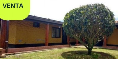 Esta amplia finca de 500 m2 está ubicada en Rionegro, Antioquia, una zona tranquila y rodeada de naturaleza. Con un área construida de 200 m2 y una amplia área privada de 500 m2, esta propiedad ofrece un espacio ideal para disfrutar de la tranquilidad del campo mientras se está cerca de la ciudad.

Esta finca cuenta con 4 amplias alcobas, perfectas para alojar a una familia o para recibir visitas de amigos y familiares. Además, cuenta con 2 baños completos, lo que garantiza comodidad y privacidad para todos los habitantes de la casa.

El inmueble cuenta con un garaje privado, lo que brinda seguridad y comodidad para almacenar vehículos y otros objetos. Y lo mejor de todo, esta finca admite mascotas, lo que la convierte en un hogar ideal para aquellas personas que tienen mascotas como parte de su familia.

En su interior, la finca cuenta con todas las comodidades necesarias para una vida confortable. Dispone de todos los servicios básicos como agua, electricidad y un baño auxiliar. Además, cuenta con clósets para el almacenamiento de ropa y otros objetos personales.

Pero lo que realmente hace destacar a esta finca son sus características externas. Rodeada de árboles frutales, ofrece una vista panorámica increíble y un ambiente tranquilo y relajante. Está ubicada cerca de la zona urbana, lo que significa que tienes acceso a todos los servicios y comodidades de la ciudad sin tener que sacrificar la tranquilidad del campo.

Cerca de la propiedad, encontrarás parques cercanos, perfectos para una tarde de paseo o un día de campo en familia. Además, el transporte público está ubicado en las cercanías, facilitando los desplazamientos hacia la ciudad. También hay un centro médico cercano, lo que te brinda tranquilidad en caso de alguna emergencia.

Otro punto a destacar es la cercanía a tiendas de barrio. Así, podrás hacer tus compras diarias sin tener que alejarte demasiado de tu hogar en el campo.

En resumen, esta finca es el lugar perfecto par