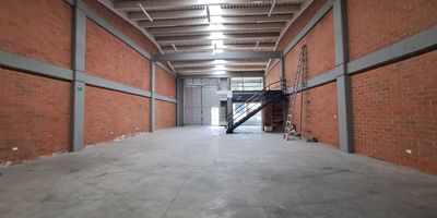 Buscas Bodega en arriendo en Dosquebradas ? Tenemos esta excelente Bodega en arriendo de 250 metros cuadrados, ubicada sobre la Avenida Simon Bolivar en la zona industrial de Dosquebradas, un sector de alto movimiento comercial y facil acceso vehicular. Cuenta con una excelente vitrina hacia la avenida, ideal para brindar gran visibilidad e impulsar la imagen de tu empresa. Su distribucion permite almacenamiento, exhibicion o instalacion de procesos productivos ligeros. Ademas, ofrece buena altura, area de maniobra y cercania a rutas de transporte y servicios. Perfecta para negocios que requieren proyeccion, ubicacion estrategica y operatividad eficiente. No esperes mas comunicate con nosotros