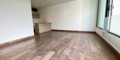 Codigo 10185. Apartaestudio en arriendo ubicado en El Poblado sector San LucasCaracterísticas* 1 habitación con vestier* 2 baños* Salón–comedor* Cocina abierta integral con cubierta a gas* Zona de ropas* Parqueadero sencillo* Cuarto útil* Piso en madera laminada* Red de gas* Servicios públicos completos* Área total: 63 m²* Nivel: 2DescripciónDescubre un apartaestudio moderno, elegante y funcional en el exclusivo sector de San Lucas, El Poblado, ideal para quienes buscan comodidad, estilo y excelente ubicación. Su amplia habitación con vestier y piso en madera laminada ofrece un ambiente acogedor y sofisticado.La zona social integra sala–comedor con cocina abierta de diseño moderno, equipada con mesón en Quarztone y cubierta a gas. Cuenta además con zona de ropas independiente, 2 baños, de los cuales solo el principal tiene cabina en vidrio templado, parqueadero sencillo y cuarto útil.Un espacio perfecto para vivir con tranquilidad, cerca de zonas comerciales, servicios y rutas estratégicas del sector inmobiliario de El Poblado.Entorno* A pocos pasos del Mall de San Lucas* Cerca de la Iglesia de San Lucas* Restaurantes, cafés y comercio variado* Acceso ágil a vías principales y transporte públicoZonas comunesPortería 24/7, lobby tipo hotel, gimnasio, zona BBQ, turco, jacuzzi y parqueadero de visitantes.NotaCanon: $4.500.000 No se permiten mascotas.