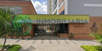 Se vende hermoso apartamento en el conjunto Rosario 2, ubicado en el casco antiguo de Floridablanca. Cuenta con 76.2 metros cuadrados y está en un piso 17, lo que ofrece una vista privilegiada a la ciudad desde su balcón. El apartamento dispone de cocina integral, zona de ropas, sala comedor, espacio para estudio, habitación principal con clóset y baño privado, dos habitaciones auxiliares con clóset y baño auxiliar. Incluye parqueadero para carro. El conjunto ofrece vigilancia 24 horas, cancha múltiple, piscina para adultos y niños, salón social, gimnasio, juegos para niños y una cómoda sala de cine. Una excelente opción para vivir con comodidad en un sector tradicional y de gran valorización en Floridablanca.