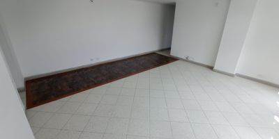 Inmueble con amplios espacios e iluminación, amplia sala comedor, alcoba principal con baño y closet, unidad con amplias zonas comunes y fáciles vias de acceso.