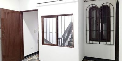 "Apartamento con términados colonial cerca al centro comercial Guadalupe.
Consta de: sala comedor, dos (2) habitaciones con closet, un baño social y de habitaciónes, un estudio, cocina semi integral con GAS PROPANO, zona de ropas.
Agente José Luis Tamayo Zuluaga "