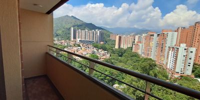 Se arrienda cómodo y amplio apartamento, este apartamento cuenta con 3 habitaciones, sala comedor cocina integral, dos baños, parqueadero y cuarto útil.


