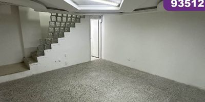 Se arrienda local comercial ubicado en Barranquilla, en el sector del centro de la ciudad, con un área aproximada de 49.48 mt2, con uso del suelo PolígonoC-5CH, cuenta con 1 baño privado, sector de alto flujo peatonal y vehicular, sobre el sector puede encontrar comercio, almacén éxito, cómodas vías de acceso con transporte publico cercano.