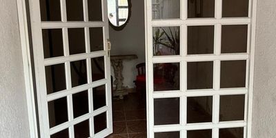 Descubre este apartamento semi-amoblado de 72 metros cuadrados distribuidos en sala-comedor, cocina tradicional, 3 habitaciones, 1 baño, area de labores, cómodas vías de acceso. No pierdas la oportunidad de vivir en este acogedor espacio. ¡Contáctanos para más información o agendar una visita!