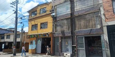 Se arrienda apartamento ubicado en el tercer piso de una casa en la localidad de Fontibón, cuenta con un área de 65 m, dispone de sala-comedor, cocina semiintegral, zona de lavado, patio comunal, tres habitaciones con clóset, dos baños completos, estudio y pisos en cerámica. El servicio de agua cuenta con contador interno, el gas es independiente y la energía eléctrica es compartida, no tiene garaje, depósito. Está ubicado en un sector mixto con presencia de vivienda y comercio, rodeado de excelentes vías de acceso como la Calle 17, la Carrera 100 y la Carrera 91, lo que garantiza una muy buena movilidad y disponibilidad de transporte público. El edificio no cuenta con ascensor, vigilancia. Con una construcción de aproximadamente 42 años, excelente opción para quienes buscan un espacio cómodo, funcional y bien ubicado en el occidente de la ciudad. para más información comuníquese con la ejecutiva comercial Lina Ramos al celular yo whatsapp 3187078140 o al correo lina.ramosinmobiliarias