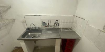 ¿Buscas un espacio práctico, bien ubicado y con todo lo necesario para vivir cómodamente? Este apartamento en arriendo, localizado en el sector El Salvador, es una gran opción para quienes desean un lugar funcional, accesible y con una ubicación estratégica dentro de Medellín.

La propiedad cuenta con 1 habitación de buen tamaño, ideal para personas que buscan un ambiente tranquilo y fácil de organizar. Dispone de 1 baño en excelente estado y una cocina sencilla, perfecta para quienes prefieren espacios prácticos y de bajo mantenimiento. Además, incluye zona de ropas independiente, un detalle que agrega comodidad al día a día.

El apartamento tiene piso en cerámica, lo que facilita la limpieza y aporta frescura en el ambiente. Aunque no cuenta con red de gas, sí ofrece un atractivo especial: un balcón que permite disfrutar de una buena iluminación natural y ventilación, convirtiéndose en un espacio ideal para relajarse o decorar con plantas.

El inmueble no cuenta con terraza, portería, ascensor, parqueadero ni cuarto útil, lo cual reduce costos adicionales y lo convierte en una opción accesible dentro de un estrato 3. Su entorno es residencial y tranquilo, ideal para quienes buscan una zona donde todo quede cerca.

En cuanto a ubicación, este apartamento está situado frente a la cancha del Mosco, un punto de referencia clave en El Salvador. La zona ofrece fácil acceso a transporte público, comercio local, tiendas de barrio y rutas que conectan rápidamente con el centro de Medellín y sectores aledaños. Es una ubicación que combina practicidad, cercanía y un ambiente tradicional muy valorado por sus residentes.

Un espacio sencillo, funcional y bien ubicado, listo para convertirse en tu próximo hogar.

Código del inmueble: (C3383)
