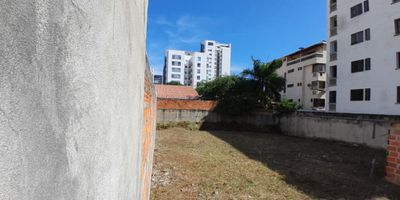 Este de 485 metros cuadrados se encuentra ubicado en una zona urbana con acceso pavimentado. Ideal para construir la propiedad de tus sueños. Aprovecha esta oportunidad para invertir en un terreno bien ubicado y con gran potencial. ¡Contáctanos ahora para más información o para agendar una visita!